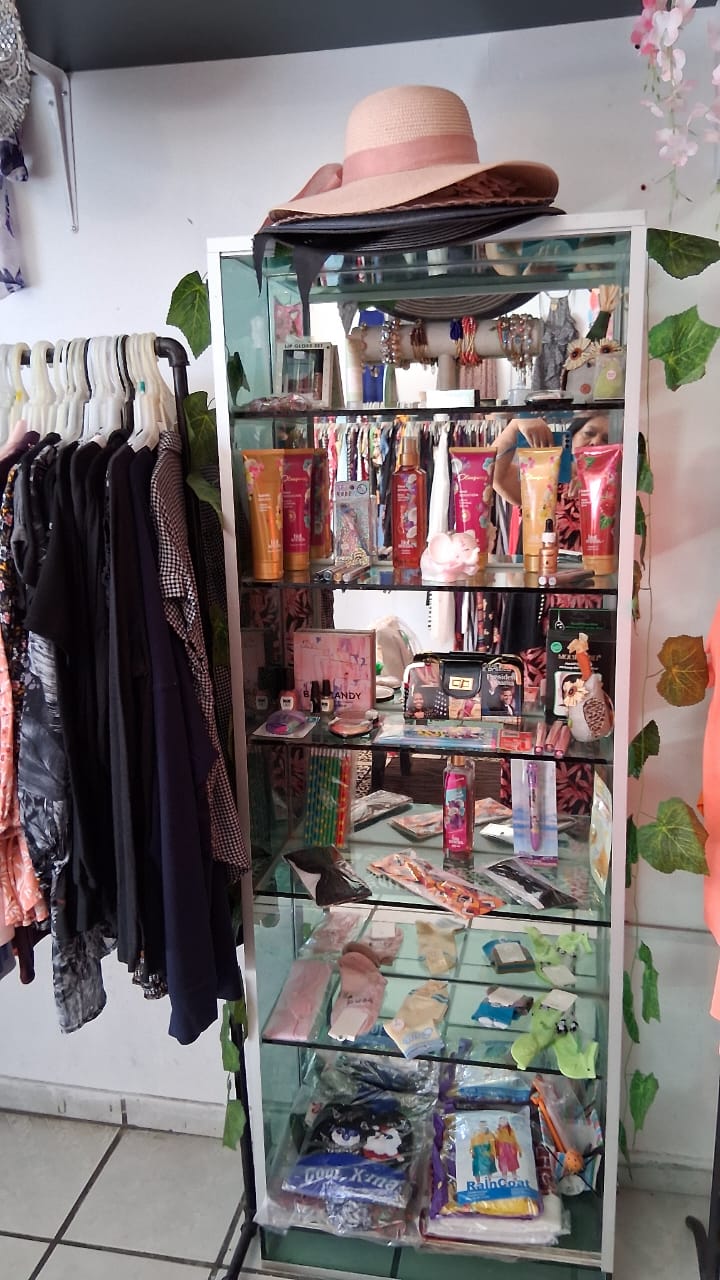 Vitrina de accesorios y sombreros