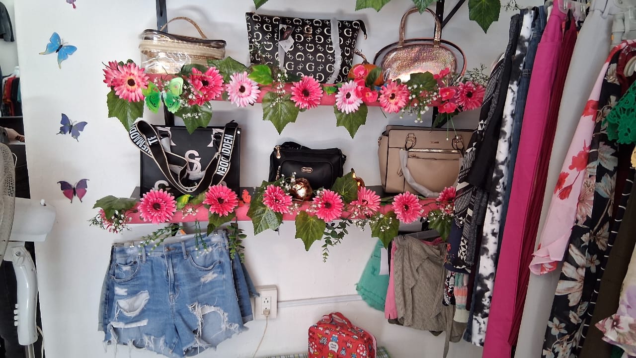 Repisa con bolsos