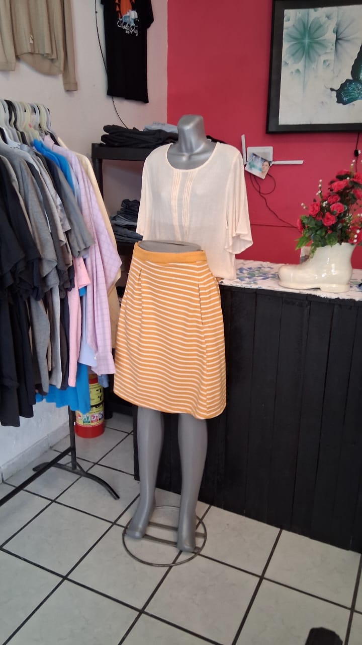 Outfit con blusa crema y falda