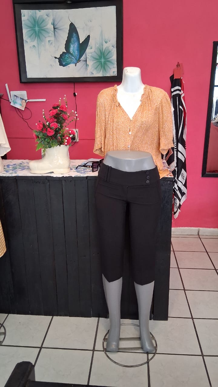 Outfit con blusa mostaza