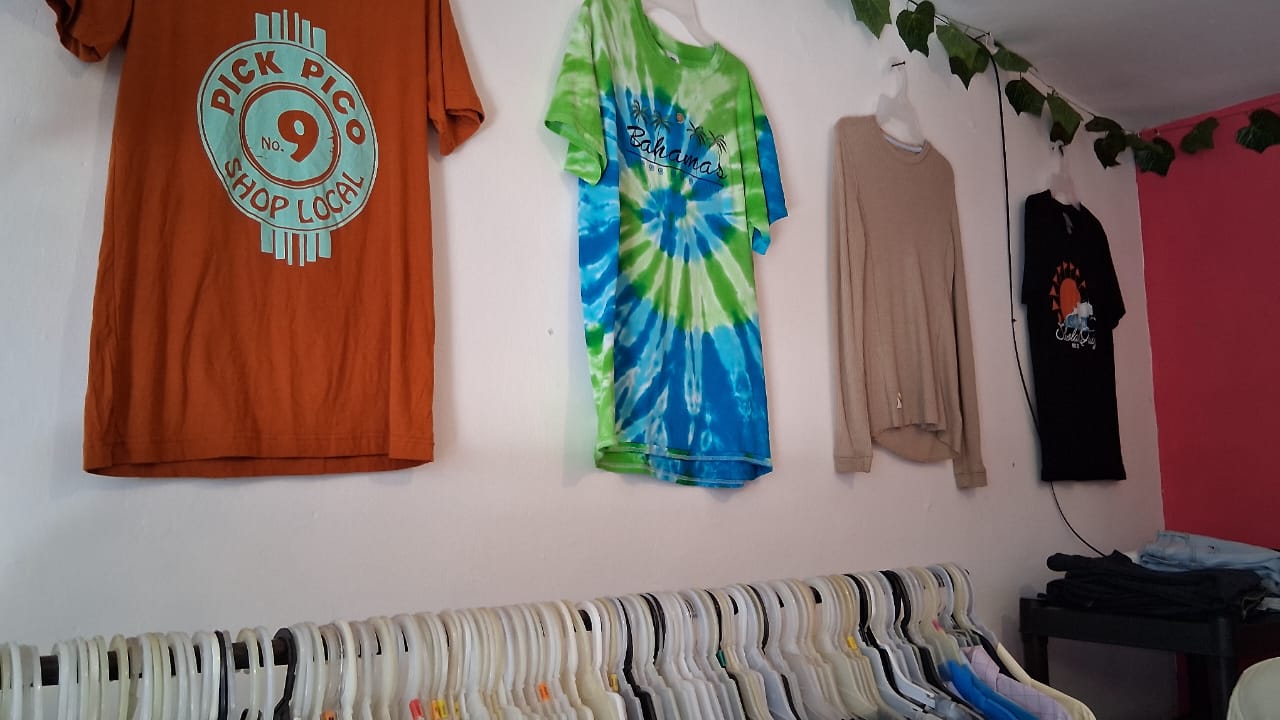 Playeras exhibidas en pared