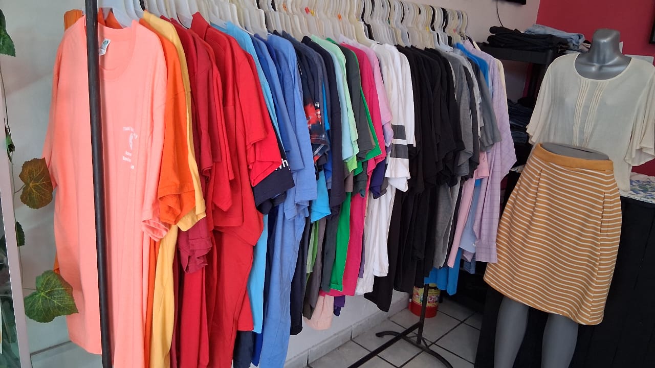 Rack de playeras de colores