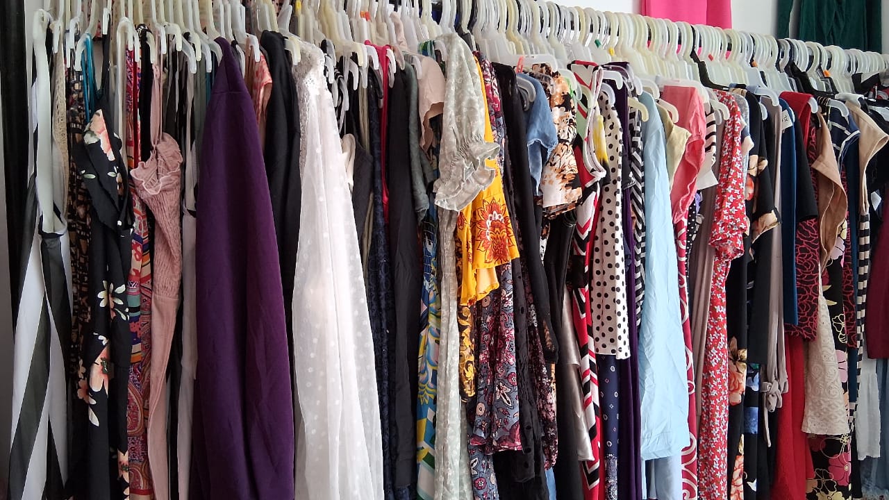 Rack con variedad de ropa