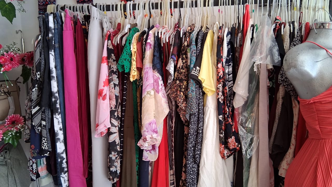 Detalle de vestidos en el perchero